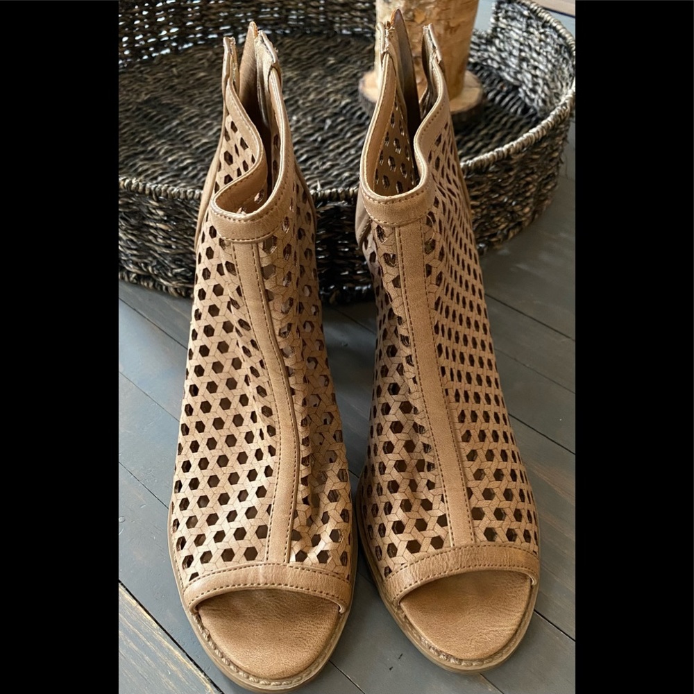Side 8. REPORT open-toe beige heels. Zip back.